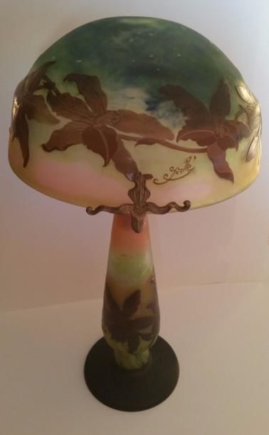 GALLÉ Émile (1846-1904) « Orchidées et paysage d’arbres »
Lampe en verre double-couche...