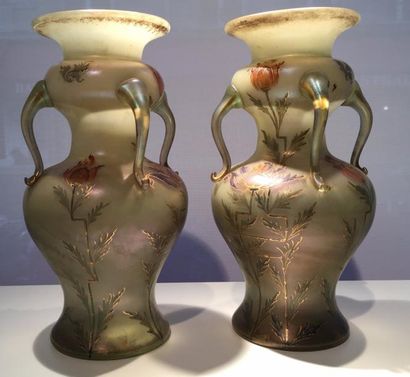 Vases 1900 Paire de vases en verre d'époque 1900 à décor floral peint.
Chacun à 4...