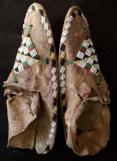 Paire de mocassins de femme Sioux c.1900 Paire de mocassins de femme Sioux c.1900
South...