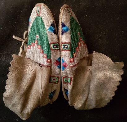 Paire de mocassins d’enfant Sioux ou Cheyenne c.1890/1900 Paire de mocassins d’enfant...