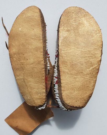 Paire de mocassins d’un enfant du chef Sioux IRON TAIL c.1900 Paire de mocassins...