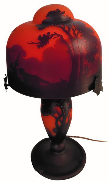 MÜLLER FRÈRES Paysage lacustre au chien

Lampe en verre, décor brun sur fond opaque...