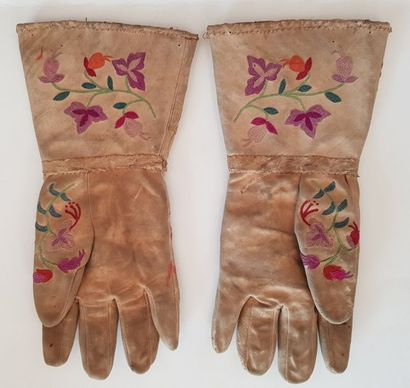 Gants brodés de soie c.1900 Gants brodés de soie c.1900
Beaux gants en daim doublé...