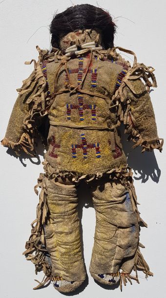 Poupée Sioux (guerrier) Oglala (Dakota du sud) c.1880/1885 Poupée Sioux (guerrier)...
