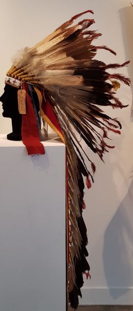 Bonnet de guerre du chef Sioux STRIKE PLENTY c.1890-1900 Bonnet de guerre du chef...