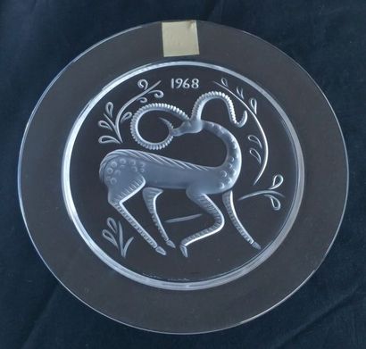 LALIQUE Marc (1900-1977) - Gazelle

 Deux assiettes en cristal, D. 21 cm, signées...