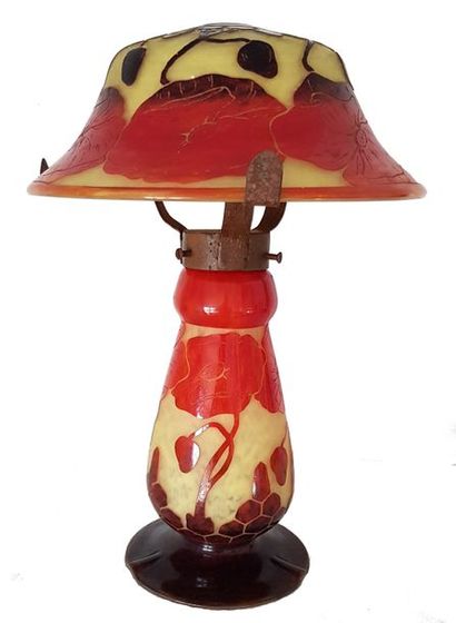 LE VERRE FRANÇAIS (Charles SCHNEIDER 1881-1953) Pavots

Lampe en verre gravée à l’acide,...