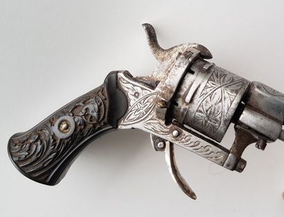 REVOLVER BELGE Belgique, Liège - Fin XIXè siècle. gravée de motifs végétaux et floraux...