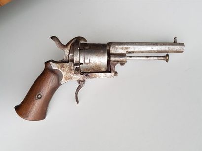 Revolver Provenance indéterminée – Fin du XIXè siècle : Poinçon « LF » non déterminé...