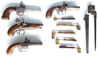 PISTOLETS Lot de 4 pistolets c.1830.
On y joint une baïonnette de pistolet dans son...