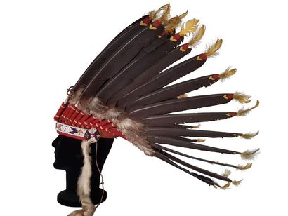 COIFFURE SIOUX Coiffure de 36 plumes (Hauteur : 45 cm) noires de type Sioux. Travail...