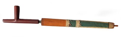Calumet indianiste c.1950 Fourneau de pipe en catlinite. Manche en bois clair.

Collection...