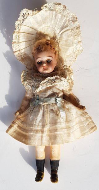 Petite poupée de type mignonnette Poupée avec tête en biscuit en corps en composition....