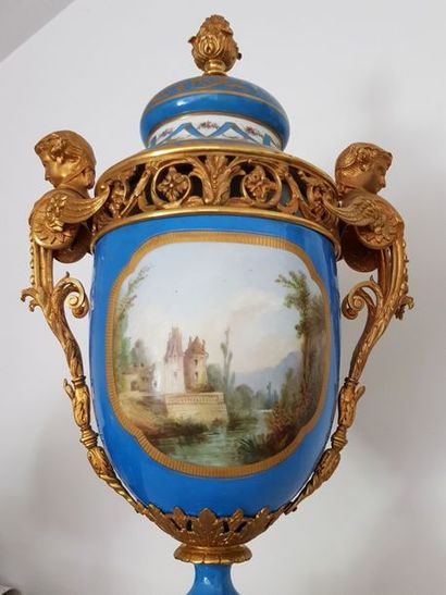 PARIS - Porcelaine Paire de vases dans le goût de Sèvres à décor polychrome double-face...