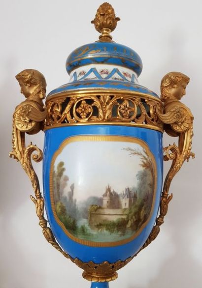 PARIS - Porcelaine Paire de vases dans le goût de Sèvres à décor polychrome double-face...