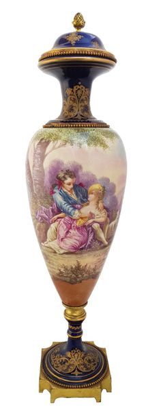 PARIS - Porcelaine Paire de vases fuseaux dans le goût de Sèvres couverts sur piédouche...