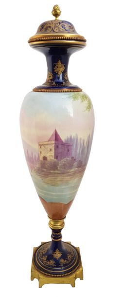 PARIS - Porcelaine Paire de vases fuseaux dans le goût de Sèvres couverts sur piédouche...
