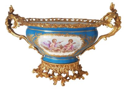 PARIS - Porcelaine Coupe à décor d’angelots musiciens dans une réserve or se détachant...
