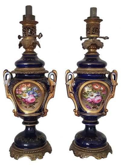 PARIS - Porcelaine Paire de vases à fond bleu lapis munis de deux anses ajourées,...