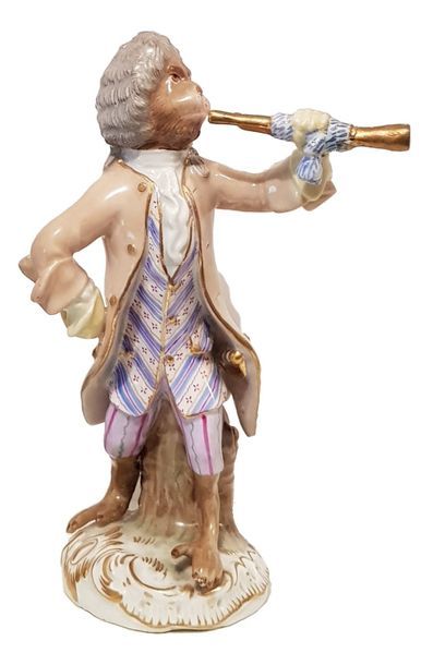 MEISSEN – PORCELAINE Statuette en porcelaine représentant un singe musicien, debout...