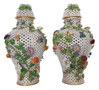 MEISSEN - Porcelaine Paire de vases ajourés formant treillage rehaussé de branchages...