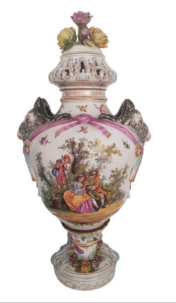 ALLEMAGNE - PORCELAINE Vase couvert en porcelaine à décor de scènes galantes et fleurettes,...