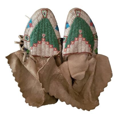 Paire de mocassins d’enfant Sioux ou Cheyenne c.1890/1900 Paire de mocassins d’enfant...