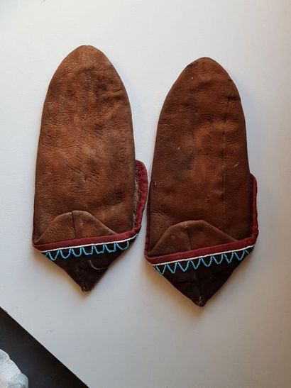 Paire de mocassins Iroquois c.1880 Paire de mocassins Iroquois c.1880
Ontario Canada...