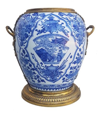 CHINE époque Régence Vase en céramique bleu et blanc de Chine du XVIIIe siècle, les...