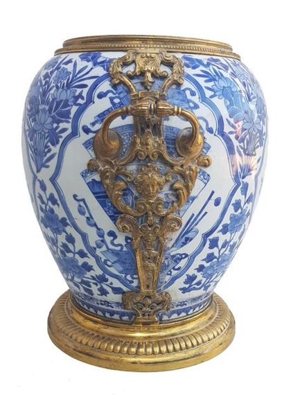 CHINE époque Régence Vase en céramique bleu et blanc de Chine du XVIIIe siècle, les...