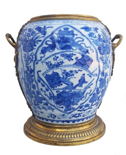 CHINE époque Régence Vase en céramique bleu et blanc de Chine du XVIIIe siècle, les...