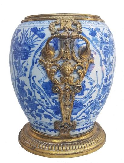 CHINE époque Régence Vase en céramique bleu et blanc de Chine du XVIIIe siècle, les...