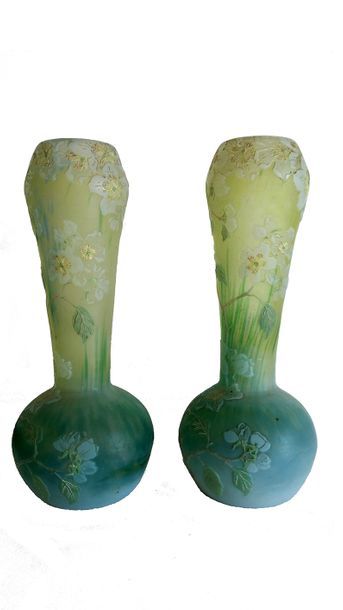 François-Théodore LEGRAS (1839-1916) Paire de vases en verre de 1900, gravés à l’acide,...