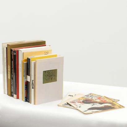 (Michaux, Man Ray) Une collection de livres d'art sur la vie et l'œuvre d'Henri Michaux,... Gazette Drouot