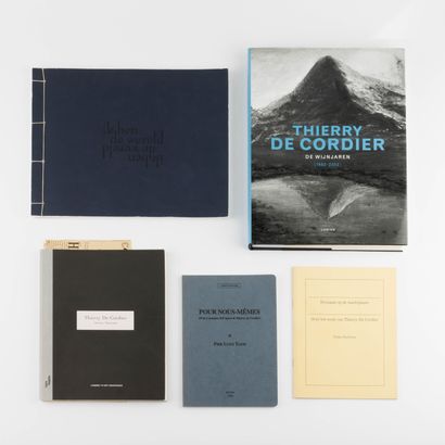 THIERRY DE CORDIER (°1954) Un lot de cinq catalogues rares:
- De wijnjaren (1982... Gazette Drouot