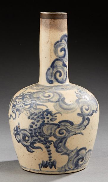 ASIE DU SUD EST 
Vase bouteille en céramique décoré en bleu d'un dragon sur fond...