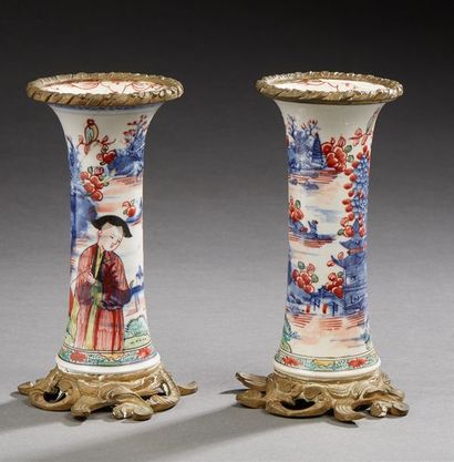 CHINE 
Paire de petits vases cornet en porcelaine décorés en bleu de paysages, surdécorés...