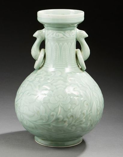 CHINE 
Vase balustre en porcelaine à deux anses annelées à fond vert céladon décoré...