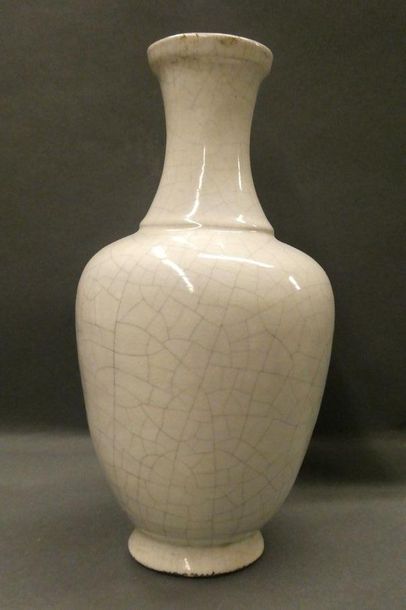 CHINE 
Vase de forme balustre en céramique craquelée à couverte monochrome blanche.
XXeme...