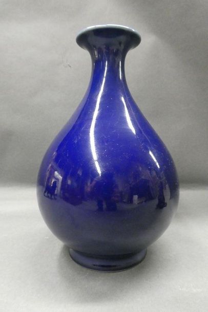 CHINE 
Vase à col balustre à fond monochrome bleu de cobalt et intérieur blanc.
Marque...