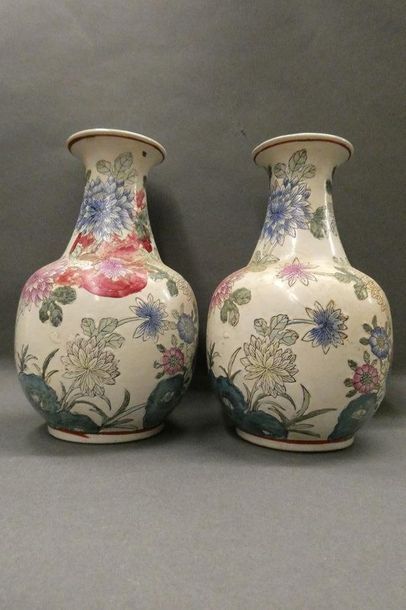 CHINE 
Paire de vases en porcelaine à décor floral
XXe siècle H: 23,5 cm (lot non...