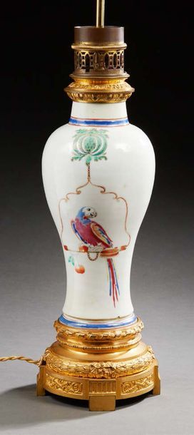 CHINE 
Vase en porcelaine de forme balustre décoré en émaux de la famille rose d'un...
