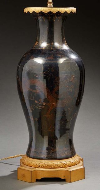 CHINE 
Vase de forme balustre en porcelaine à fond laqué noir (black mirror) décoré...