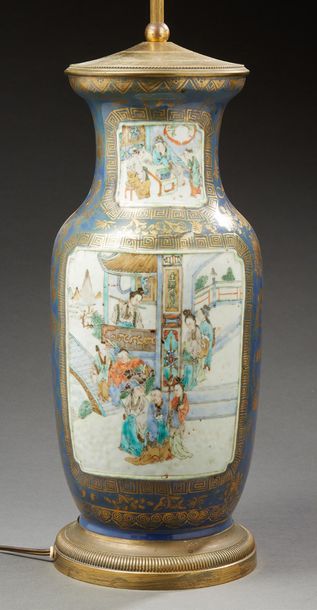 CHINE 
Vase de forme balustre en porcelaine à fond bleu décoré en émaux de la famille...
