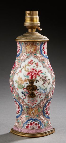 CHINE 
Petit vase en porcelaine décoré en émaux de la famille rose de vases fleuris.
Période...
