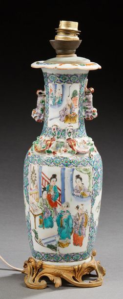 CHINE Canton Petit vase de forme balustre en porcelaine décoré de personnages.
XXe...
