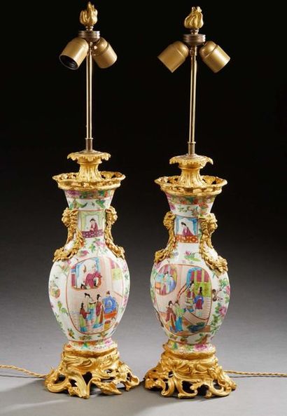CHINE 
Paire de vases de forme balustre, aplatis, en porcelaine décorés en émaux...