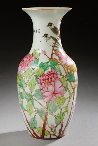 CHINE 
Vase balustre en porcelaine décoré en émaux de la famille rose de deux oiseaux...