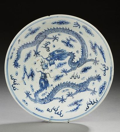 CHINE 
Plat en porcelaine bleu et blanc, dragon à la recherche de la perle sacrée.
XIXe...