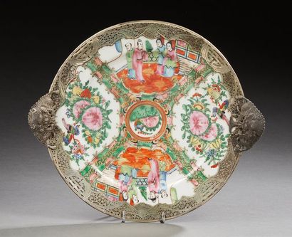 CHINE 
Assiette en porcelaine à décor de personnages, fleurs et oiseaux.
Première...